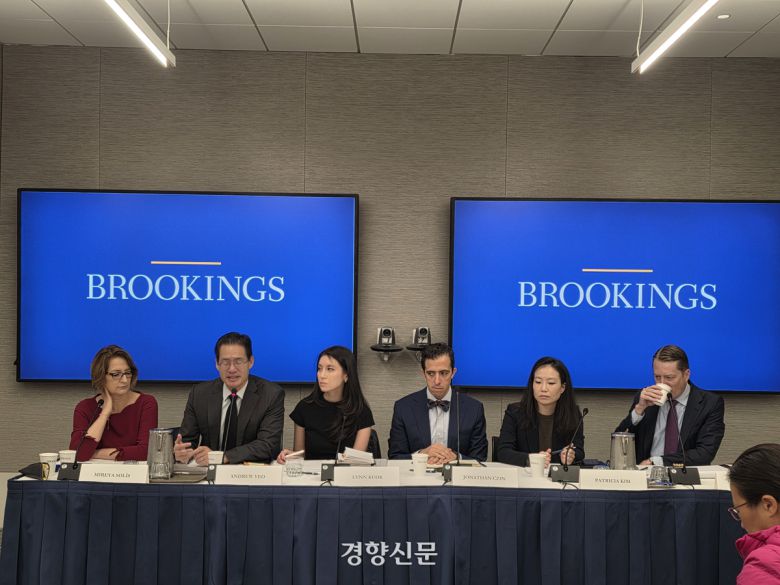 미 싱크탱크 브루킹스 연구소가 21일(현지시간) 워싱턴에서 APEC 전망 언론 브리핑을 하고 있다.