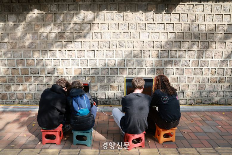 완연한 가을 날씨를 보인 23일 정동문화축제가 펼쳐지고 있는 서울 중구 정동길에 외국인 관광객들이 추억의 게임을 즐기고 있다. 2025.10.23. 정지윤 선임기자