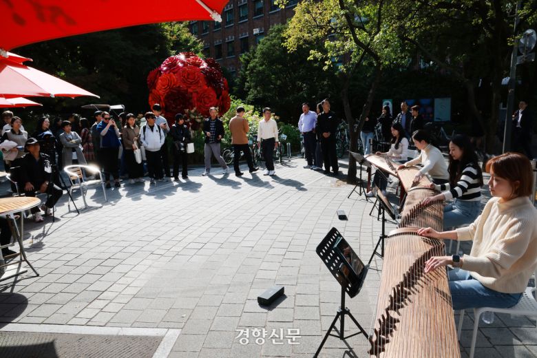 완연한 가을 날씨를 보인 23일 정동문화축제가 펼쳐지고 있는 서울 중구 정동길에 시민들이 초청 음악가들의 공연을 지켜보고 있다. 2025.10.23. 정지윤 선임기자