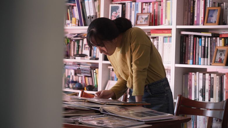 다큐멘터리 영화 <양양>의 양주연 감독이 돌아가신 고모 양지영씨의 사진을 들여다보고 있다. 영화사 진진 제공.