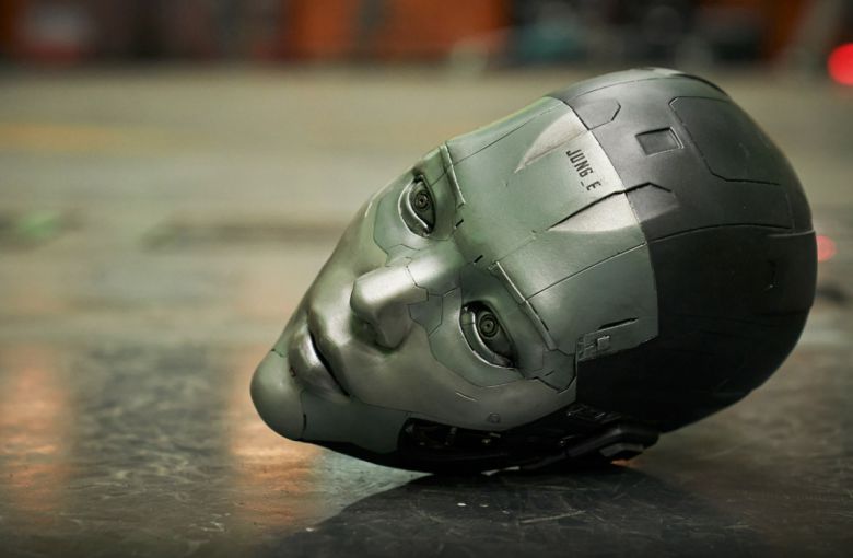 영화 <정이>의 한 장면. 엄마의 뇌 데이터를 AI 전사로 복제한 딸 연구자의 이야기다. 넷플릭스 제공