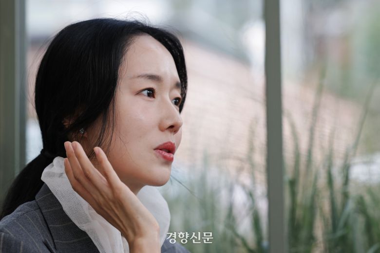 최근 첫 그림책을 출간한 배우 이정현씨가 24일 서울 종로구 한 카페에서 경향신문과 인터뷰하고 있다. 정효진 기자