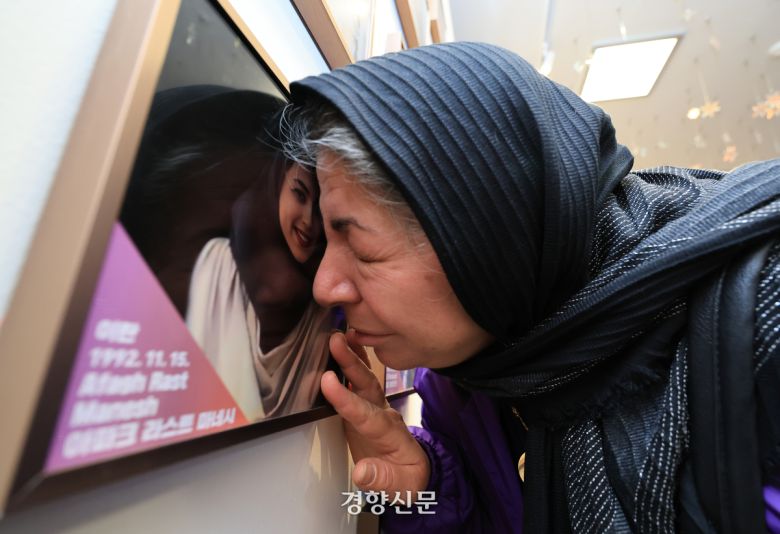 2025년 10월 26일 서울 종로구 별들의집에서 이태원 참사 희생자 외국인 유가족이 고인의 사진에 얼굴을 맞대고 있다. 문재원 기자