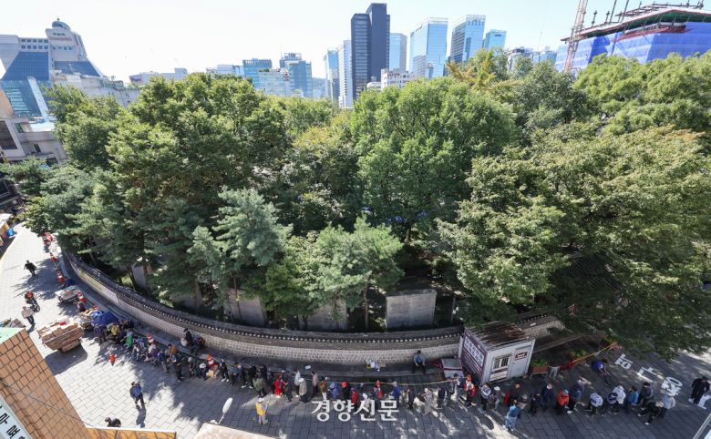 지난해 10월 2일 서울 종로구 탑골공원 앞에서 노인들이 무료급식을 받기 위해 줄을 서 있다. 성동훈 기자