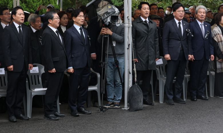 박정희 전 대통령 추모식 간 국힘 국민의힘 장동혁 대표(왼쪽)와 송언석 원내대표(오른쪽) 등이 26일 국립서울현충원에서 열린 박정희 전 대통령 서거 46주기 추모식에서 애국가를 부르고 있다. 권도현 기자