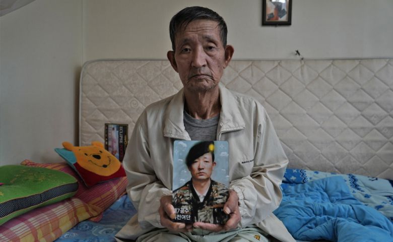 동원탄좌 광부였던 강윤호씨의 모습. 군사재판에서 2년형을 받아 복역했던 강윤호씨는 2022년 재심을 통해 무죄판결을 받았다. 앳나인필름 제공