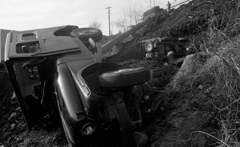 사북항쟁 당시 광부들에 의해 부숴진 지프자의 모습. 엣나인필름 제공