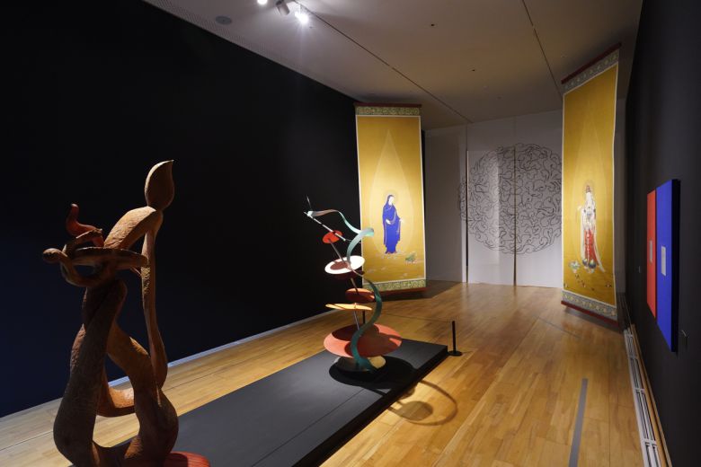 송천 스님의 ‘관음과 마리아-진리는 우리 곁을 떠난 적이 없다’(2025)가 걸린 경주솔거미술관 한국미술 특별전 ‘신라한향’ 전경. 솔거미술관 제공