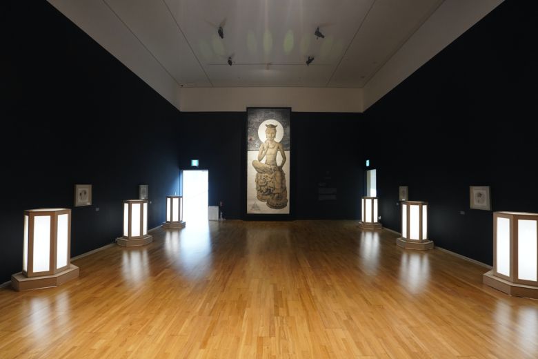박대성의 ‘반가사유상’(2025)가 걸린 경주솔거미술관 한국미술 특별전 ‘신라한향’ 전경. 솔거미술관 제공