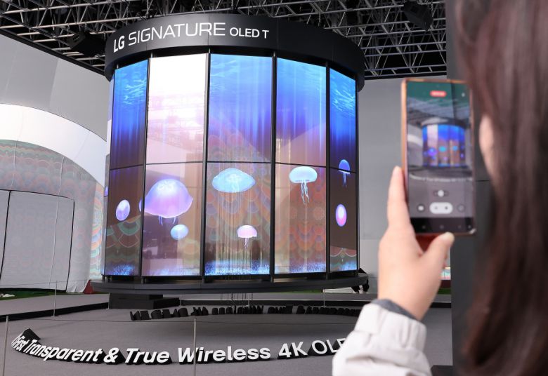 초대형 샹들리에에 ‘깜짝’ 28일 경북 경주 엑스포공원 에어돔에서 열린 ‘K테크 쇼케이스’에 전시된 무선·투명 TV ‘LG 시그니처 올레드 T’로 만든 초대형 샹들리에를 한 관람객이 휴대폰으로 촬영하고 있다.  연합뉴스