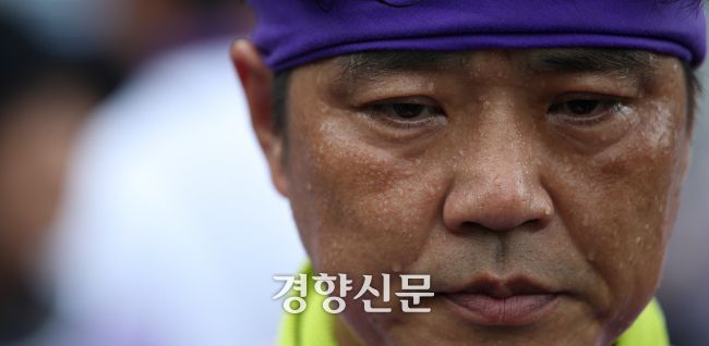 이태원 참사 300일을 이틀 남겨둔 2023년 8월22일 이태원 참사 진상규명 특별법 제정을 촉구하며 국회 방향으로 삼보일배를 하던 희생자 유연주씨의 아버지 유형우씨의 얼굴에 땀이 맺혀 있다. 권도현 기자