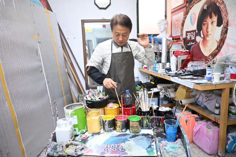 광주 동구 광주극장 미술실에서 26일 박태규 화백이 붓에 물감을 묻히고 있다. 애나멜 페인트로 간판을 채색하던 그는 1년 전부터 ‘영화간판시민학교’ 참여 시민들도 보다 쉽게 사용할 수 있는 수성 페인트로 그림을 그리기 시작했다. 전지현 기자