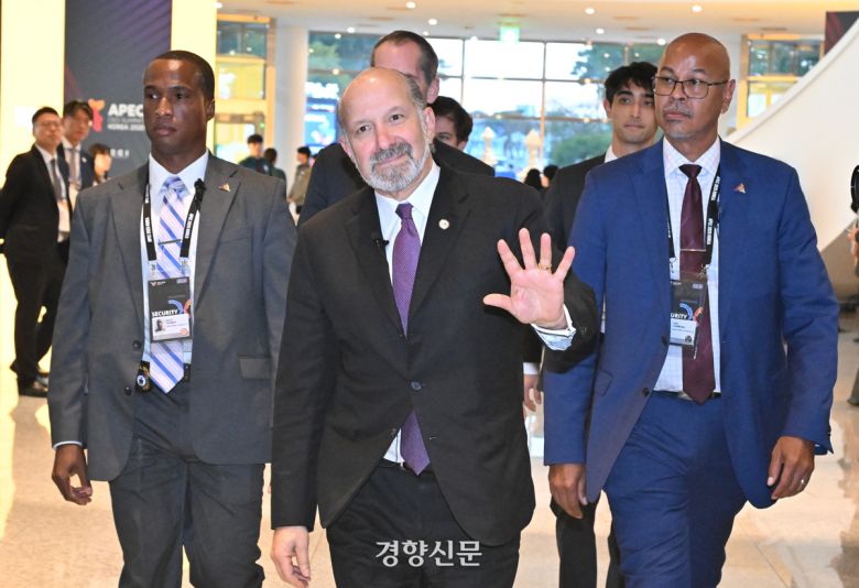 하워드 러트닉 미국 상무부 장관이 29일 경북 경주시 경주 예술의전당에서 열린 ·한미 비즈니스 라운드 테이블에 참석하고 있다. 경주 | 이준헌 기자