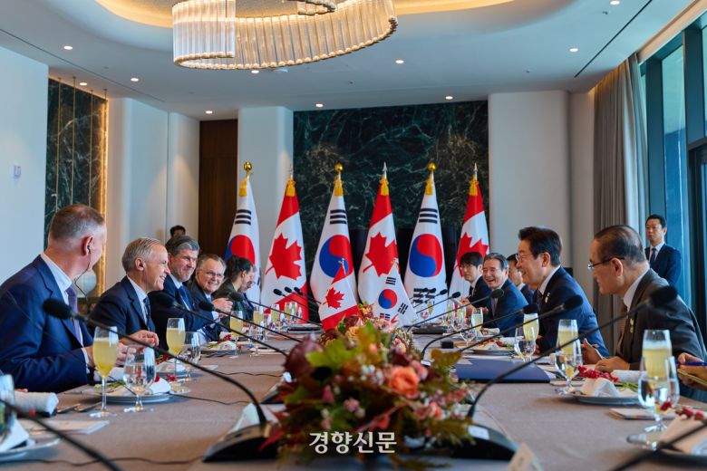 이재명 대통령과 마크 카니 캐나다 총리가 30일 경북 경주의 한 호텔에서 한국·캐나다 정상회담을 하고 있다. 김창길 기자