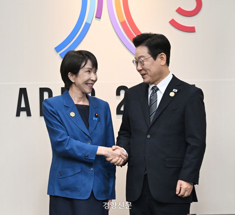 이재명 대통령이 30일 경북 경주 APEC 정상회의장에서 다카이치 사나에 일본 총리와 한·일 양자회담에 앞서 악수하고 있다. 김창길 기자