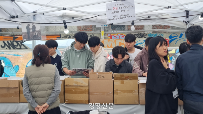 26일 서울 성동구 펍지 성수에서 열린 제14회 서울레코드페어에서 시민들이 바이닐을 둘러보고있다. 서현희 기자