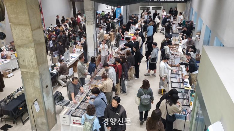 26일 서울 성동구 펍지 성수에서 열린 제14회 서울레코드페어에서 시민들이 바이닐을 둘러보고있다. 서현희 기자