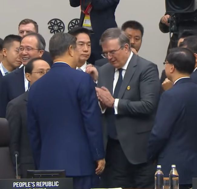 시진핑 중국 국가주석과 마르셀로 에브라르드 멕시코 경제부 장관이 31일 경주 APEC 정상회의장에서 인사를 나누고 있다. KTV이매진 유튜브 캡처