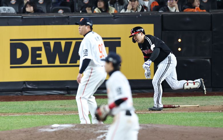 31일 대전한화생명볼파크에서 열린 2025 프로야구 KBO리그 포스트시즌 한국시리즈 5차전 LG 트윈스와 한화 이글스의 경기. 8회초 무사 1루 LG 김현수가 우전 1루타를 치고 있다. 2025.10.31 연합뉴스