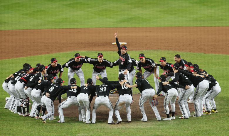 LG 트윈스 선수들이 31일 대전한화생명볼파크에서 열린 2025 프로야구 KBO리그 포스트시즌 한국시리즈 한화 이글스와의 5차전에서 승리하며 통합 우승을 차지한 뒤 기뻐하고 있다. 연합뉴스