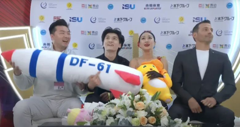 지난 25일 충칭에서 열린 피겨스케이팅 그랑프리 시리즈 컵오브파이나 대회에서 아이스댄스 부문에 출전한 런쥔페이·싱자닝 선수가 ‘키스앤크라이존’에 미사일 둥펑61 모양의 베개인형을 껴안고 있다./ISU 유튜브 캡처