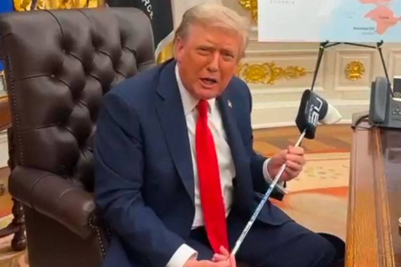 트럼프 대통령이 젤렌스키 대통령에게 받은 골프채를 들어 보이고 있다. AFP연합뉴스