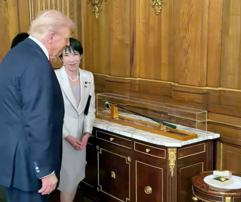 다카이치 사나에 일본 총리가 트럼프 대통령에게 아베 신조 전 총리의 골프채와 황금 골프공을 선물하고 있다. 백악관 소셜미디어 계정