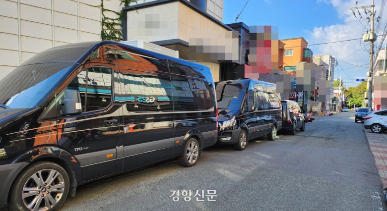 1일 경북 경주시청 인근 숙박업소가 밀집한 지역에 APEC(아시아태평양경제협력체) 관계자 차량들이 주차돼 있다. 강정의 기자