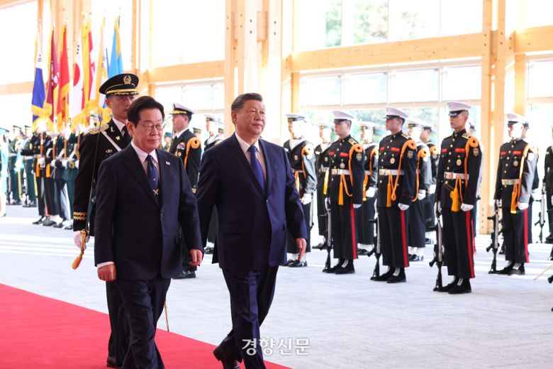이재명 대통령이 1일 국립경주박물관에서 열린 공식환영식에서 국빈 방한한 시진핑 중국 국가주석과 의장대 사열을 하고 있다. 경주/김창길 기자
