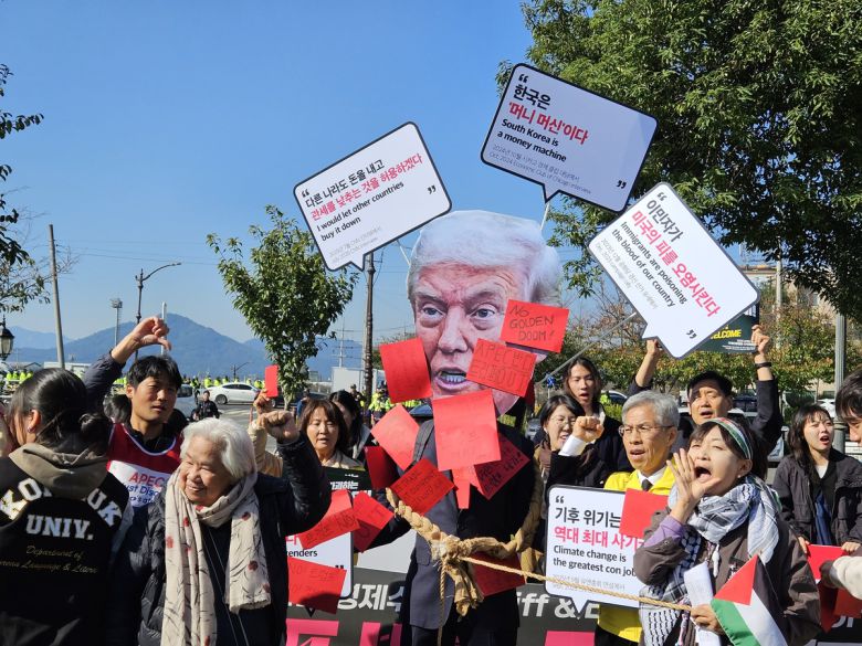 29일 오전 경북 경주시 동천동 구황교 인근에서 2025 APEC 반대 국제민중행동 조직위원회가 반(反) 트럼프 시위를 벌이고 있다. 연합뉴스