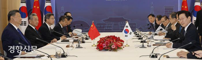 97분간 한·중 정상회담  이재명 대통령과 시진핑 중국 국가주석이 지난 1일 경북 경주시 국립경주박물관에서 한·중 정상회담을 하고 있다. 아시아·태평양경제협력체(APEC) 정상회의 참석차 11년 만에 국빈 자격으로 방한한 시 주석과의 정상회담은 97분간 진행됐다.  경주 | 김창길 기자