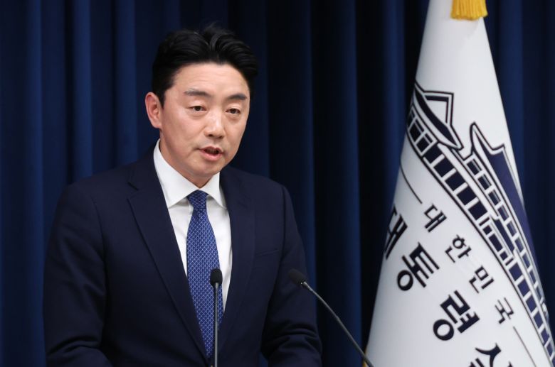 강훈식 대통령비서실장이 3일 용산 대통령실 기자회견장에서 브리핑을 열어 재판중지법 추진에 대한 대통령실 입장을 밝히고 있다. 연합뉴스