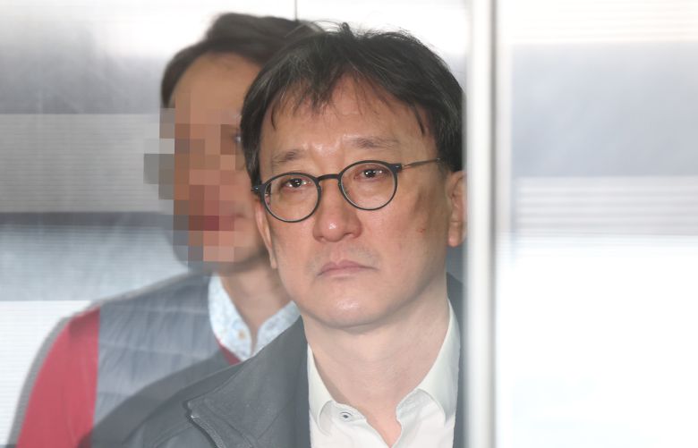 송창진 전 고위공직자범죄수사처 부장검사가 29일 서초동 순직해병 특검 사무실에 피의자 신분으로 소환되고 있다. 연합뉴스