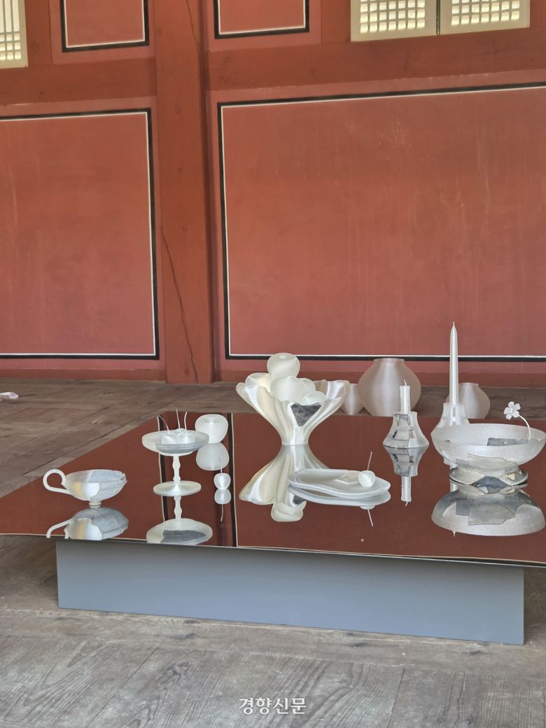 서울 중구 덕수궁 함녕전에 전시된 서숲의 ‘조각, 새로운 형상을 잇다’. 윤승민 기자