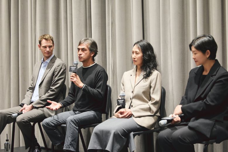 4일 LG아트센터에서 열린 <카네이션> 기자간담회에서 다니엘 지크하우스 예술감독 및 운영총괄, 에드워드 폴 마르티네스 리허설 디렉터, 김나영 리허설 어시스턴트, 이현정 LG아트센터장(왼쪽부터)이 질문에 답하고 있다.     LG아트센터 제공