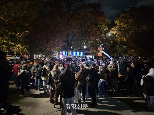 조란 맘다니 뉴욕시장 후보의 높은 당선 가능성을 보여주듯 발디딜 틈 없이 맘다니를 에워싼 취재진들.  뉴욕 | 정유진 특파원