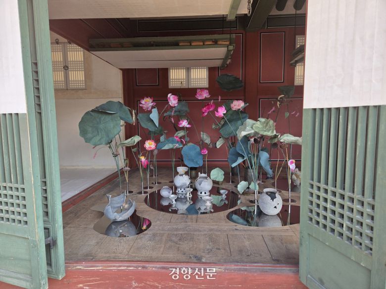 서울 중구 덕수궁 함녕전에 전시된 국가무형유산 궁중채화 보유자 최성우의 ‘발굴의 순간’. 윤승민 기자