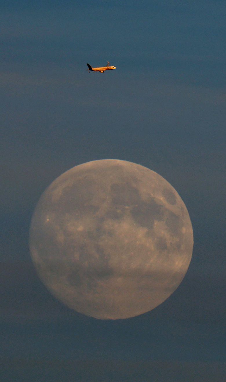 4일(현지시간) 독일 프랑크푸르트에 뜬 보름달 위로 비행기가 지나가고 있다. 로이터연합뉴스
