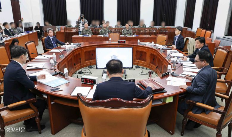 신성범 국회 정보위원장이 5일 국회 정보위원회에서 열린 국방정보본부 등에 대한 국정감사에서 의사봉을 두드리고 있다. 박민규 선임기자