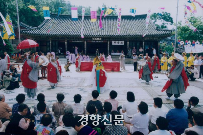 서울 봉원사 영산재. 경향신문 자료사진