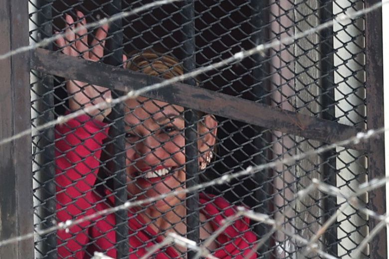 5일(현지시간) 볼리비아 라파스의 미라플로레스 여성 교정센터에서 자니네 아녜스 전 임시 대통령이 손을 흔들고 있다. 아녜스 전 대통령은 2019년 정치 위기와 관련해 집권당인 사회주의운동(MAS)으로부터 제기된 여러 혐의로 4년 8개월간 수감 생활을 했으나 조만간 석방될 예정이다. EPA연합뉴스