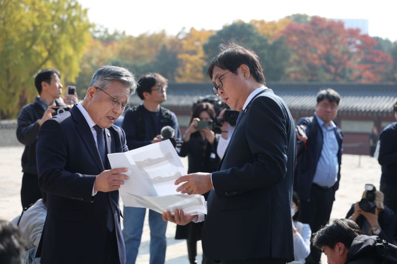 최휘영 문화체육관광부 장관과 허민 국가유산청장이 7일 역사문화환경 보존지역 바깥에서의 개발 규제 완화 조례에 대한 대법원 판결과 관련해 서울 종묘를 찾아 전경을 점검하고 있다. 연합뉴스