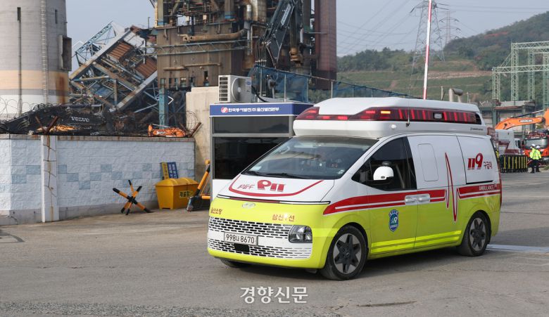 울산화력발전소 보일러 타워 붕괴 사고 이틀째인 7일 울산시 남구 용잠동 한국동서발전 울산발전본부 울산화력발전소 사고 현장에서 구급차가 희생자를 이송하고 있다. 권도현 기자