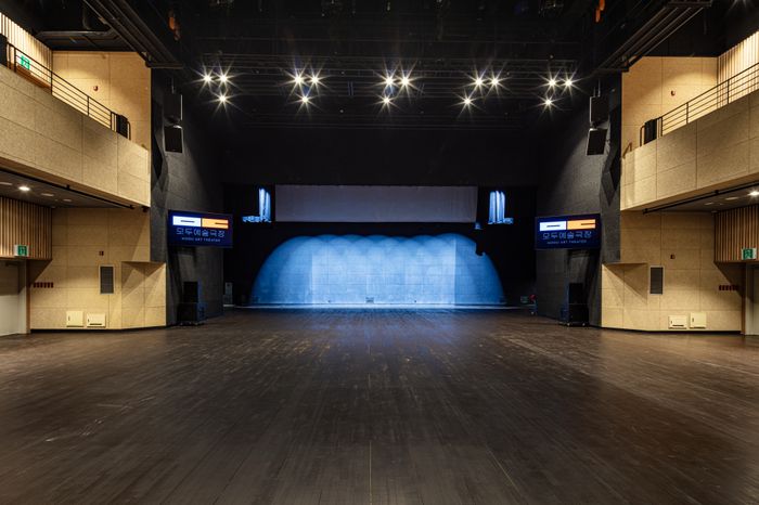 다채로운 창작 활동이 가능하도록 설계된 모두예술극장의 내부 무대 공간. 한국장애인문화예술원 제공_ⓒ진효숙