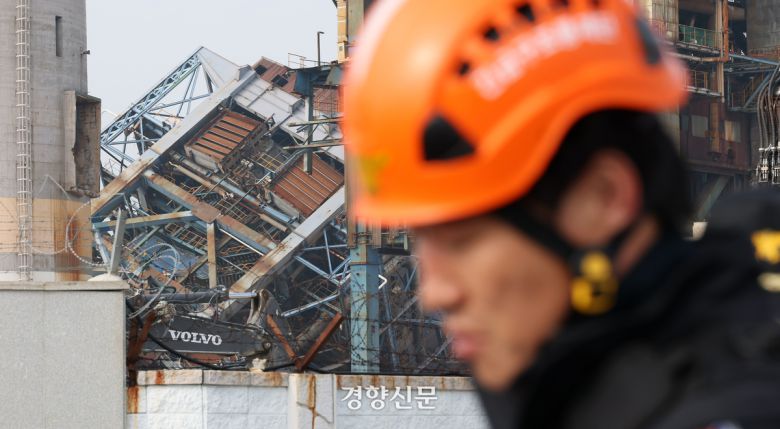 울산화력발전소 보일러 타워 붕괴 사고 이틀째인 7일 울산 남구 용잠동 한국동서발전 울산발전본부 울산화력발전소 사고 현장에 보일러 타워가 무너져 있다. 권도현 기자