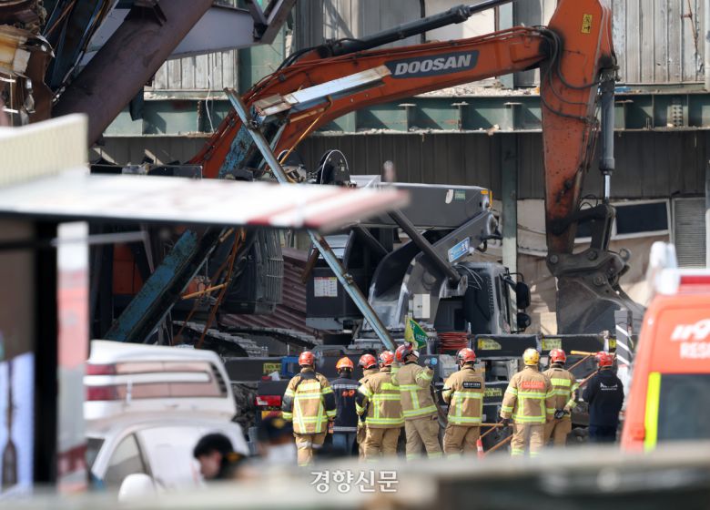 울산화력발전소 보일러 타워 붕괴 사고 이틀째인 7일 울산 남구 용잠동 한국동서발전 울산발전본부 울산화력발전소 사고 현장에서 구조대원들이 현장을 살펴보고 있다. 권도현 기자