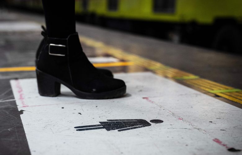 6일(현지시간) 멕시코 수도 멕시코시티 지하철의 ‘여성 전용칸’ 승차 구역에서 한 여성이 열차를 기다리고 있다. AFP연합뉴스