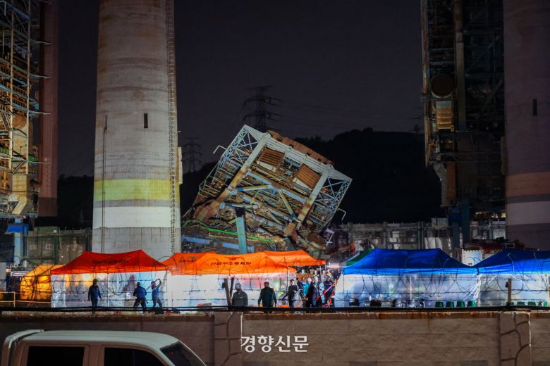 지난 6일 밤 울산시 남구 용잠동 한국동서발전 울산발전본부 울산화력발전소 보일러 타워 붕괴 사고 현장에서 야간작업이 이어지고 있다. 권도현 기자