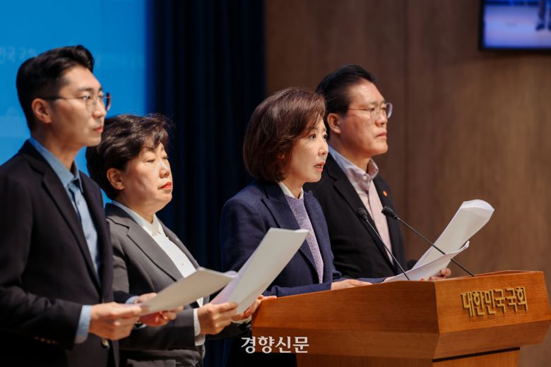 국회 법제사법위원회 소속 국민의힘 의원들이 9일 국회 소통관에서 기자회견을 하고 있다. 이준헌 기자