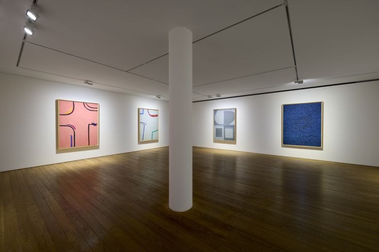 서울 용산구 페이스갤러리에서 열리고 있는  ‘추상의 언어, 감성의 우주’에 전시된 ‘9-I-70 #140’(1970·오른쪽) 등 김환기의 작품. 페이스갤러리 제공